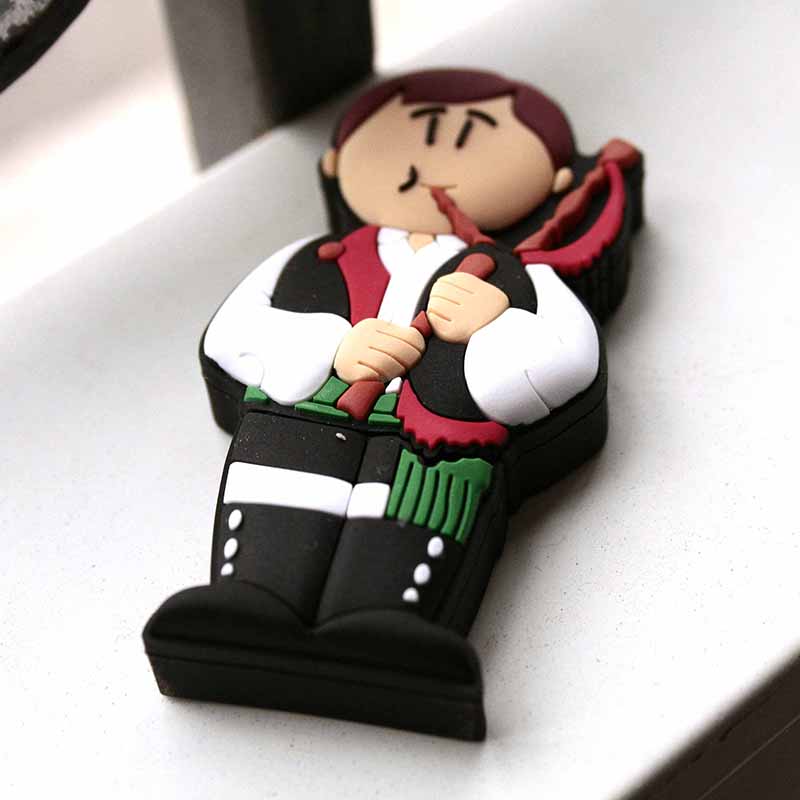 pendrive original personaje con el traje tradicional de la región de Galicia