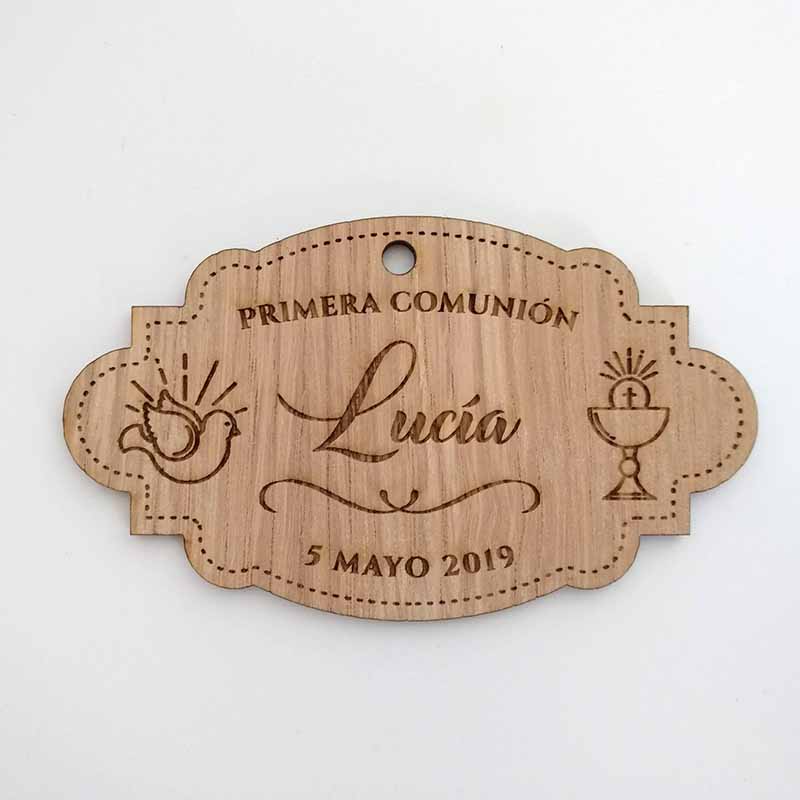 etiqueta de madera troquelada con texto para decorar los detalles de la comunión