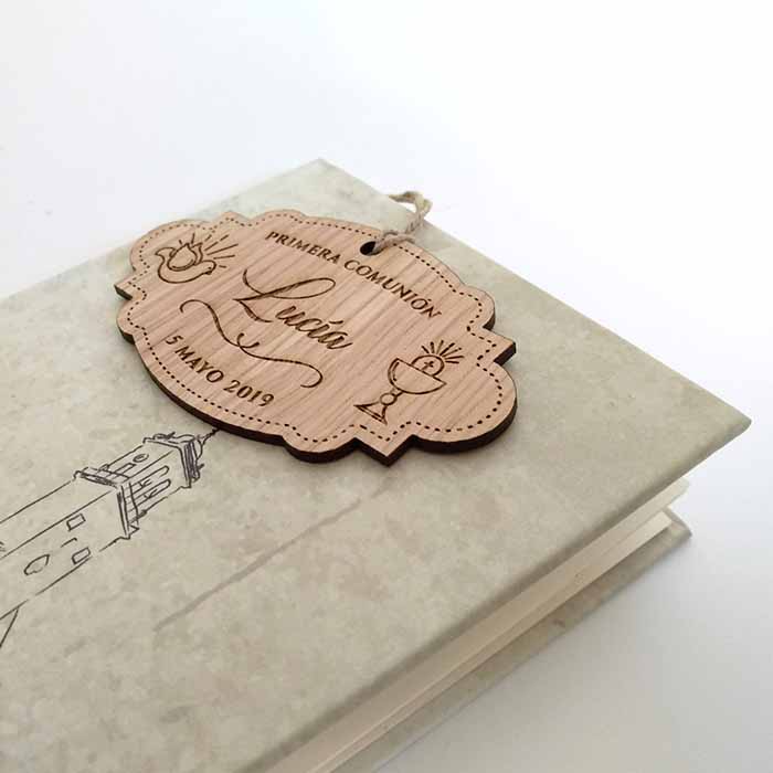graciosa y creativa etiqueta de madera troquelada con texto para decorar los detalles de la comunión