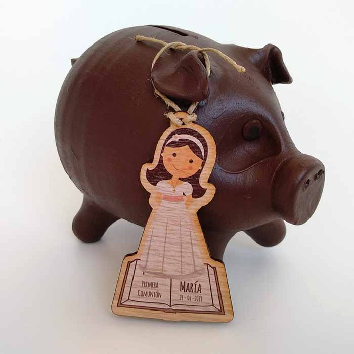 origina etiqueta para decorar los regalos de la comunión de tus hijos