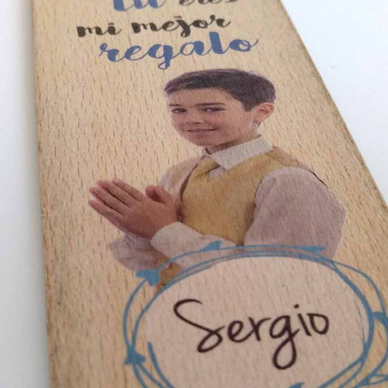 foto detalle impresión de marca páginas de madera personalizado a todo color con la foto y texto de la primera comunión
