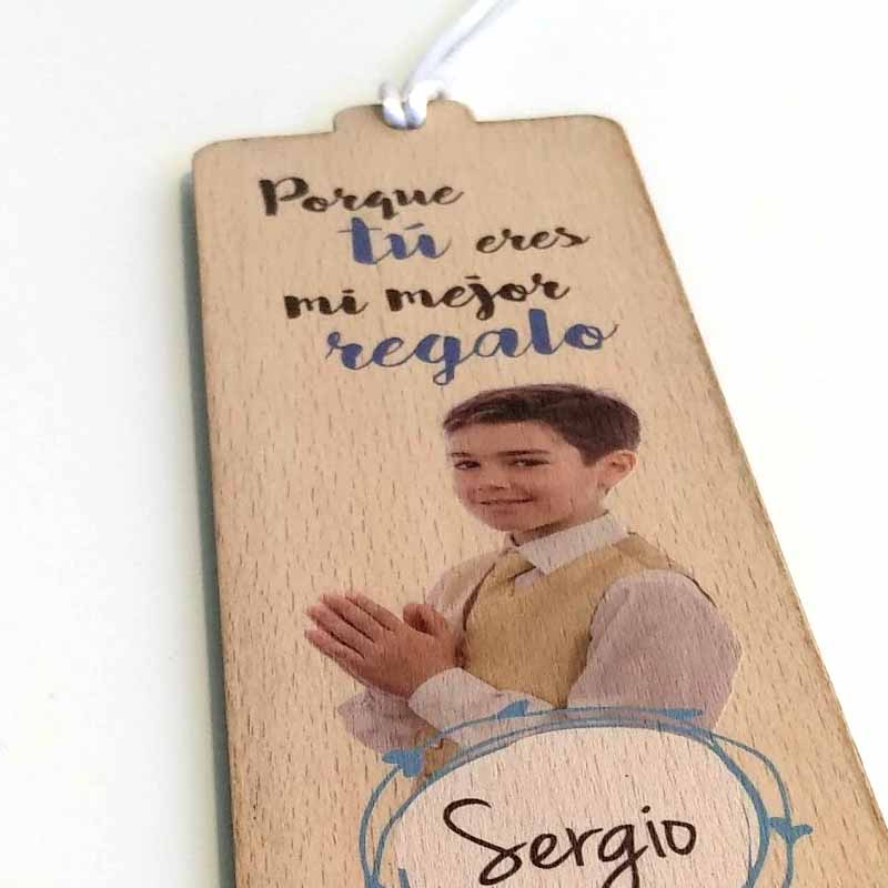 Marca páginas de madera personalizado a todo color con la foto y texto de la primera comunión incluyendo el detalle de la cuerda