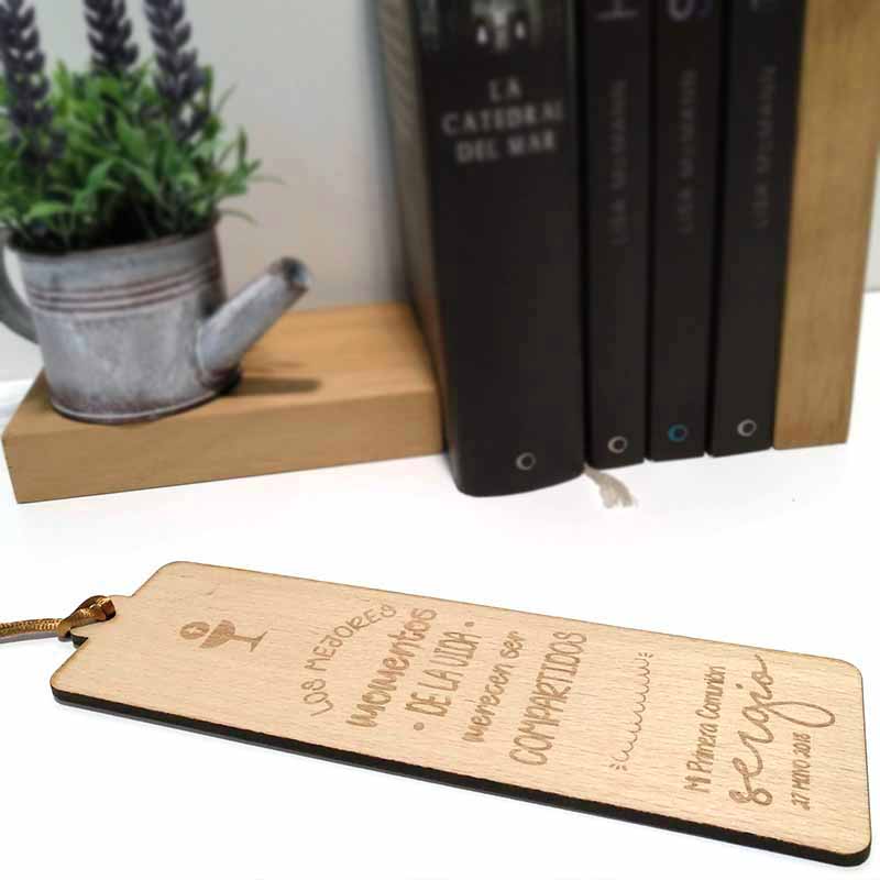 detalles de madera para regalar marcapáginas personnalizados