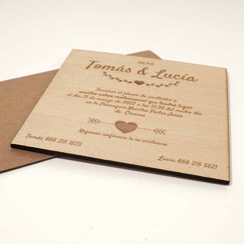 detalle impresión sobre la madera de una invitación para boda