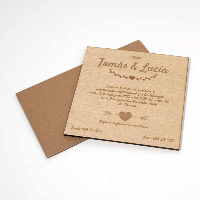 invitación cuadrada fabricada en madera marcada en láser