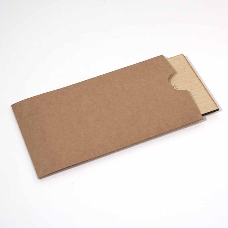 sobre troquelado kraft para invitación de madera