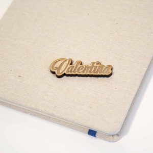 libreta personalizada con notas de materiales naturales. Tapas en suave algodón de color crudo, con elástico de cierre y marcapáginas a juego en vivos colores. Incluye 80 hojas lisas.