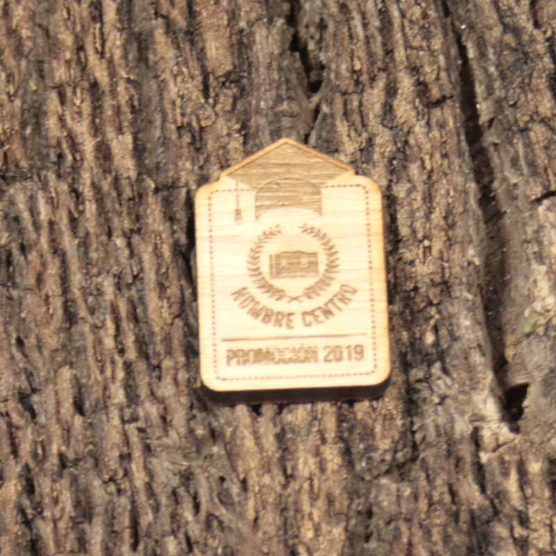 pin de madera troquelado personalizado con láser