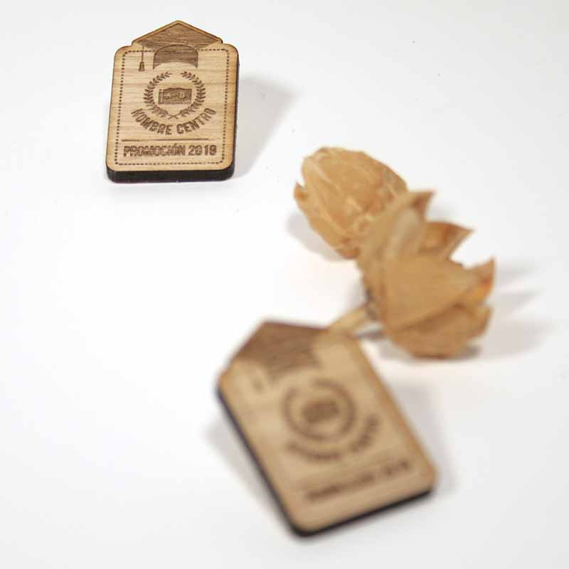 pins de madera troquelado personalizado con el texto o la imagen que prefieras