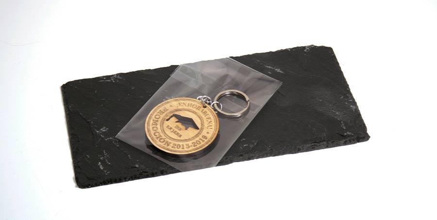 llavero-graduacion-personalizado-presentacion regalo de graduación. Llavero de madera para graduados con packaging personalizado.