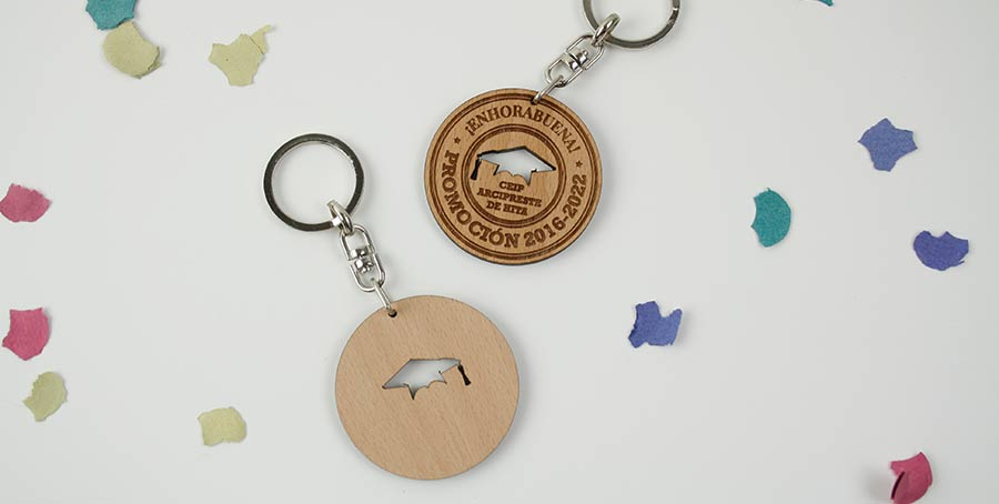 llavero-madera-graduacion-trasera llaveros de madera personalizados como regalo para graduación. Se muestra la parte delantera personalizada y también la parte trasera con el acabado fino de la madera.
