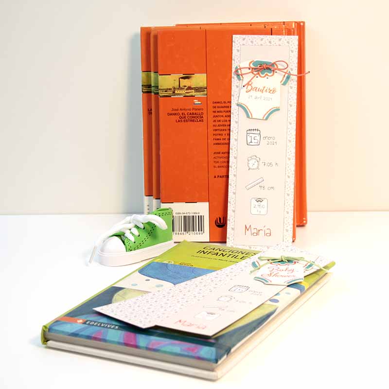 composición sobre los marcapáginas para bautizo personalizados fabricados en cartulina con un terminación muy original