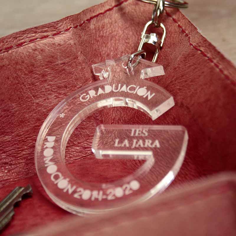 original llavero fabricado en metacrilato con la inicial "G" para regalos de graduaciones