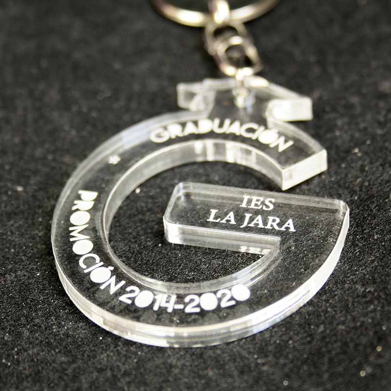 llaveros personalizados metacrilato con la inicial "G" para regalos de graduaciones