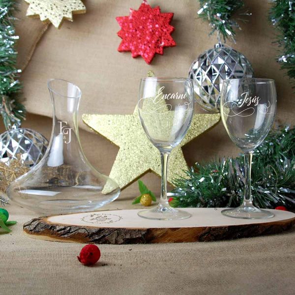 regalo especial para aniversario que consta de tabla de madera, dos copas y decantador de vino todo ello personalizado con láser
