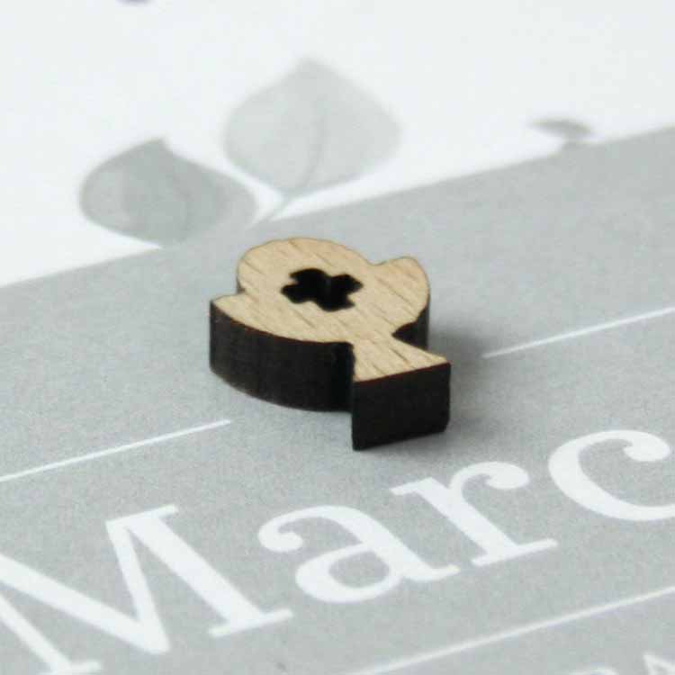 detalle cáliz madera troquelado sobre la invitación