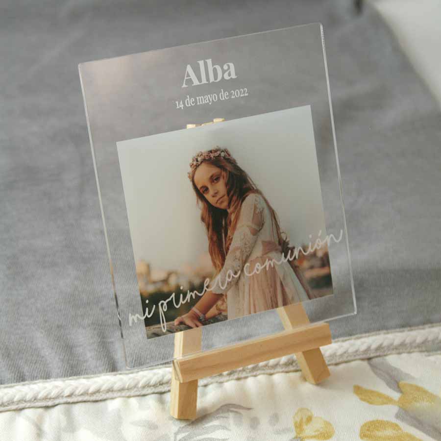 minicaballete-comunion-alba-01 placa transparente de metacrilato con fotografia sobre minicaballete de madera
