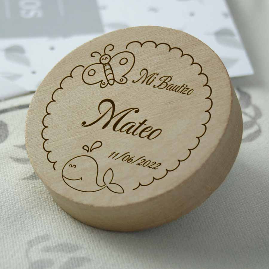 abridores con imán personalizados de madera con dibujos infantiles especiales para bautizo