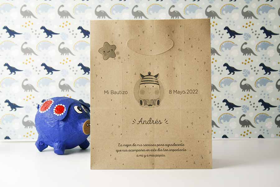 bolsa de papel kraft con diseño de bebé cebra, nombre de bebé y frase de agradecimiento por asistir a su bautizo