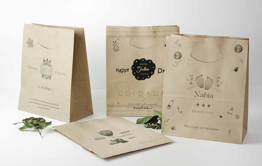 bolsitas personalizadas con alegre diseño para presentar los detalles para los invitados al Bautizo