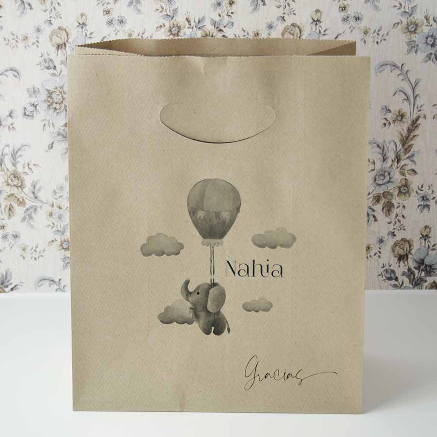 bolsas de papel reciclado personalizada con dibujos y texto y especialmente diseñadas para presentar los regalos de un bautizo