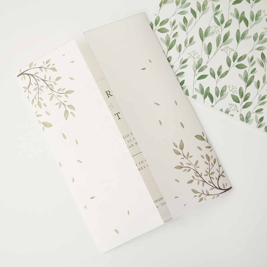 invitación de boda elegante, cartulina con textura y pergamino envolvente
