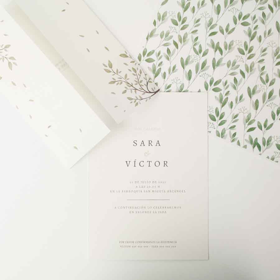 invitación de boda impresa en cartulina texturizada y envolviéndola papel pergaminata personalizado con diseño floral