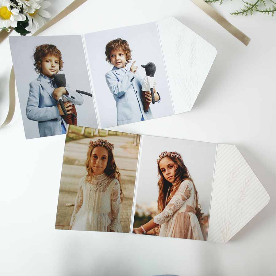 interior de los dipticos de comunion personalizados con fotos modelo sobre con lacre de madera