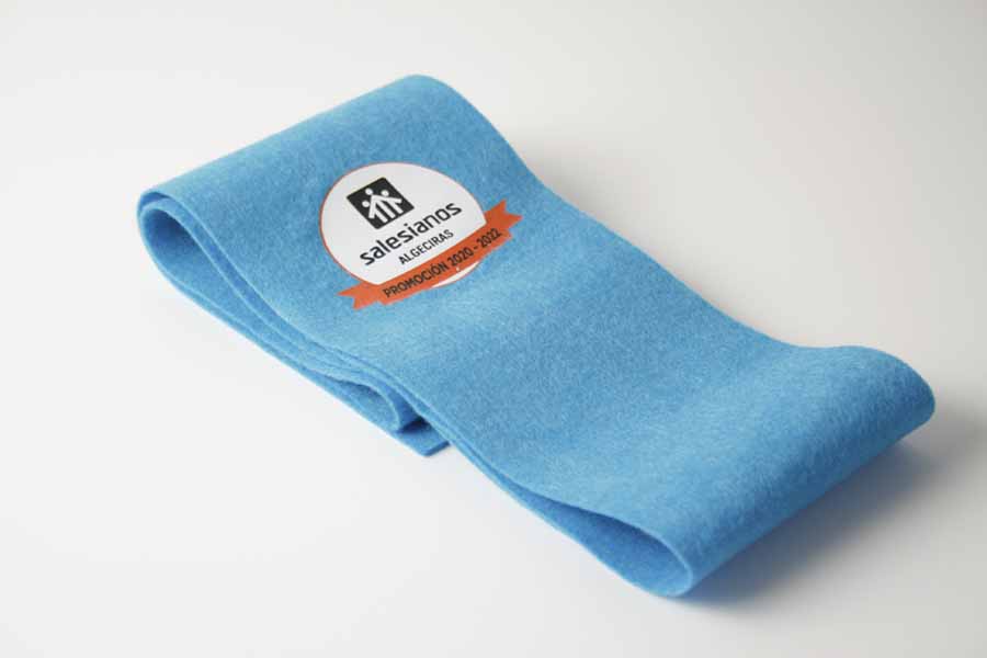 becas graduación personalizadas de fieltro de diferentes colores a elegir e impresas con logotipo en vinilo textil a color