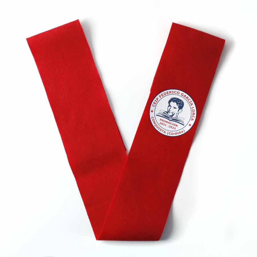 becas personalizadas graduación de fieltro con vinilo a color