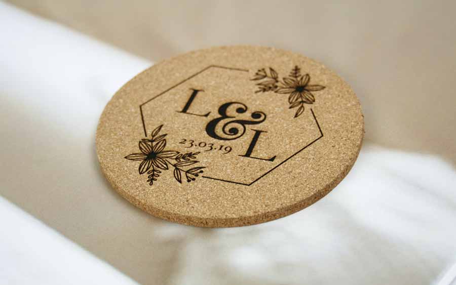 detalles de boda originales y Ăștiles posavasos de corcho personalizados