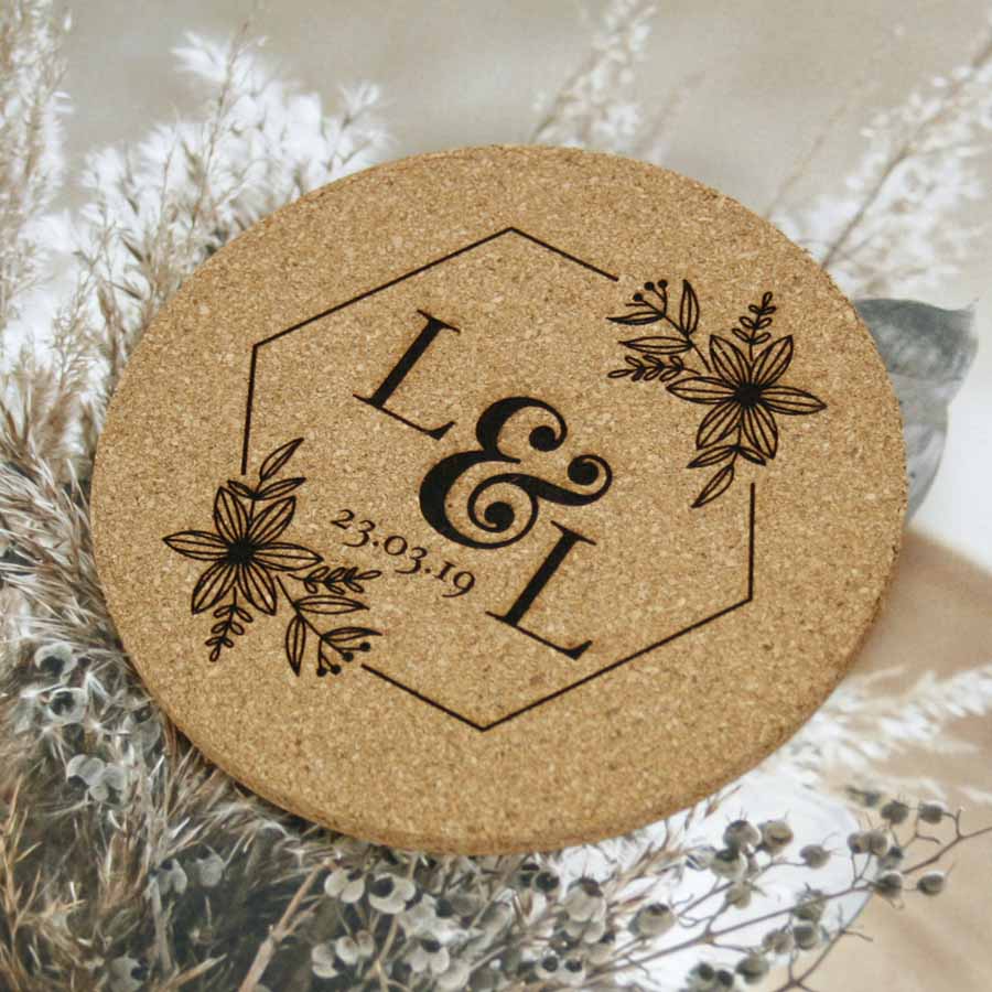 posavasos de corcho con nombre de los novios y fecha