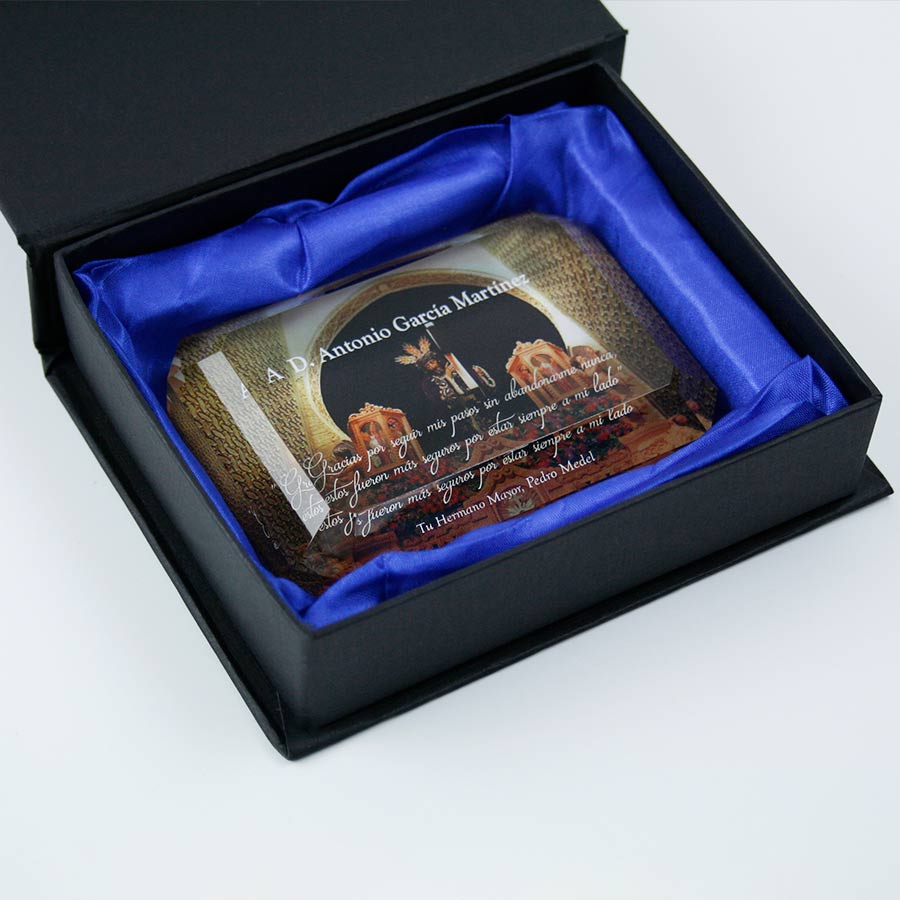 pisapapeles-personalizado-hermandades-cristal Pisapapeles fabricado en cristal y presentado en un elegante estuche de cartón negro con forro interior de raso azul. Personalizado a todo color para una Hermandad.