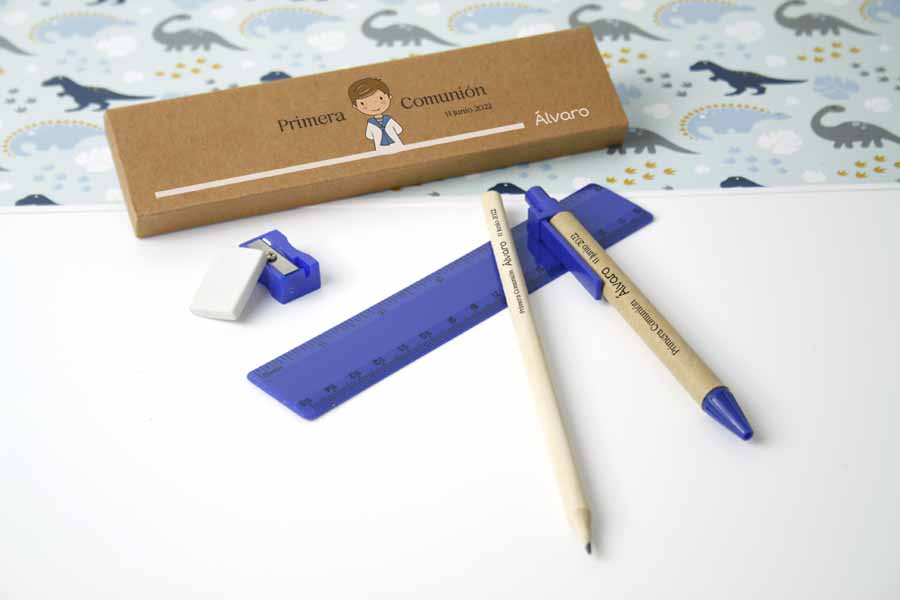 set-boligrafo-regla-A-4 set de 5 piezas con bolígrafo, lápiz, regla, sacapuntas y goma presentadas en estuche de cartón natural