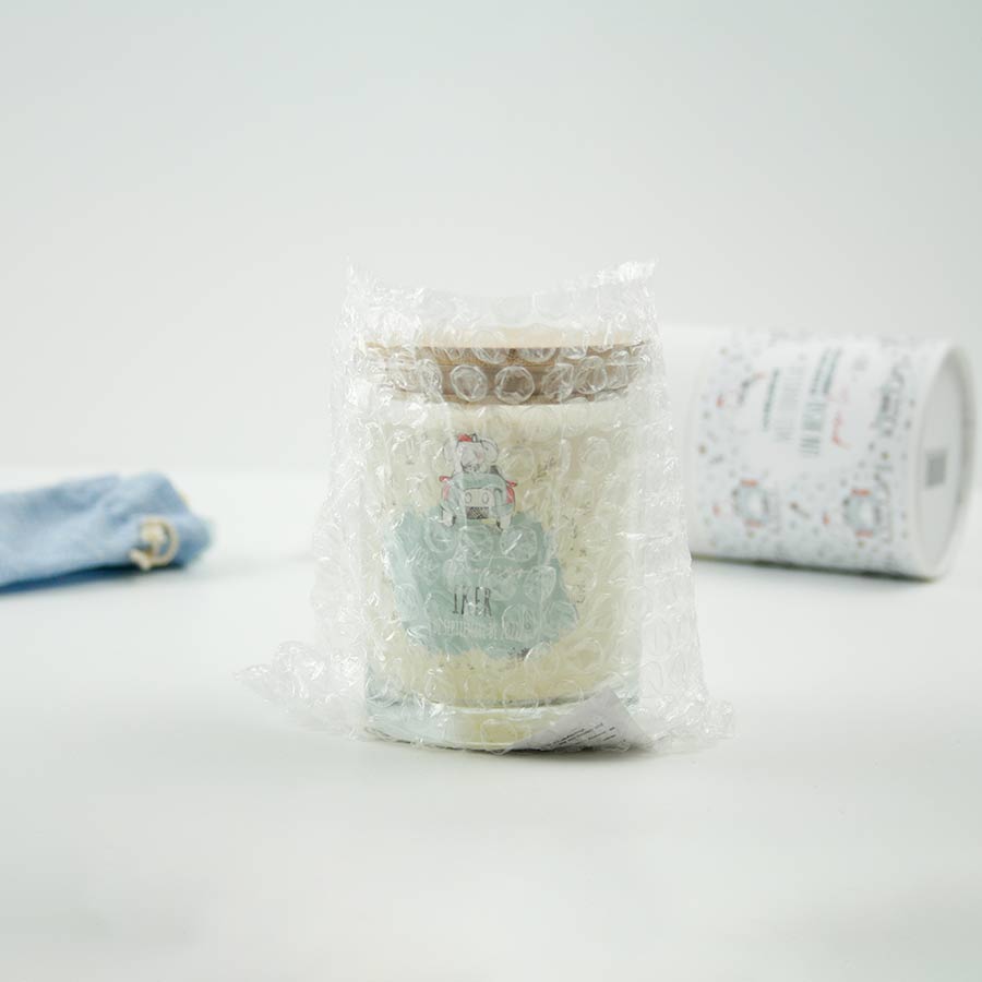Original vela fabricada en cristal, con aroma a vainilla y personalizada para regalar en bautizos.