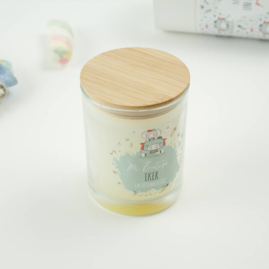 Original vela con tapa de madera y diseño infantil. Perfecta para regalar en bautizos.