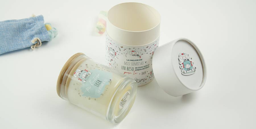 Detalles de bautizo originales y baratos. Vela personalizada recuerdo bautizo de cristal con caja de cartón y un original diseño infantil.