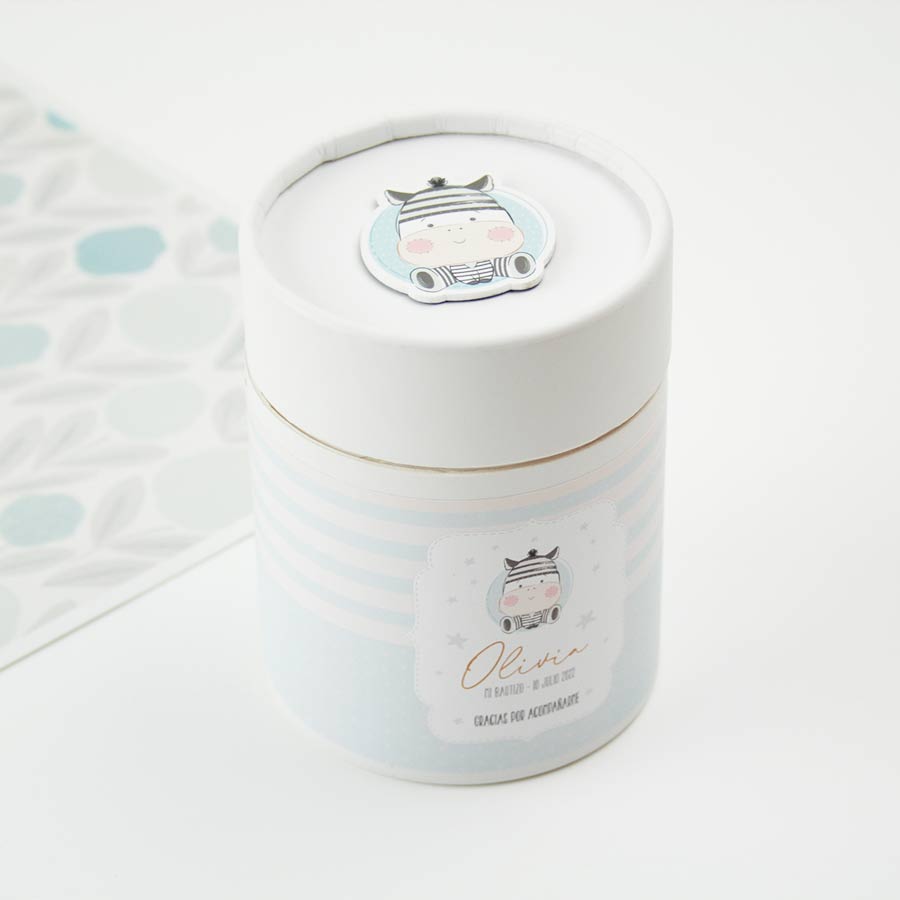 Vela personalizada para bautizo con cajita de presentación diseñada a medida. Incluye una adhesivo personalizado con un tierno diseño de cebra y todos los datos de la celebración de su bautizo. Detalles bautizo originales.