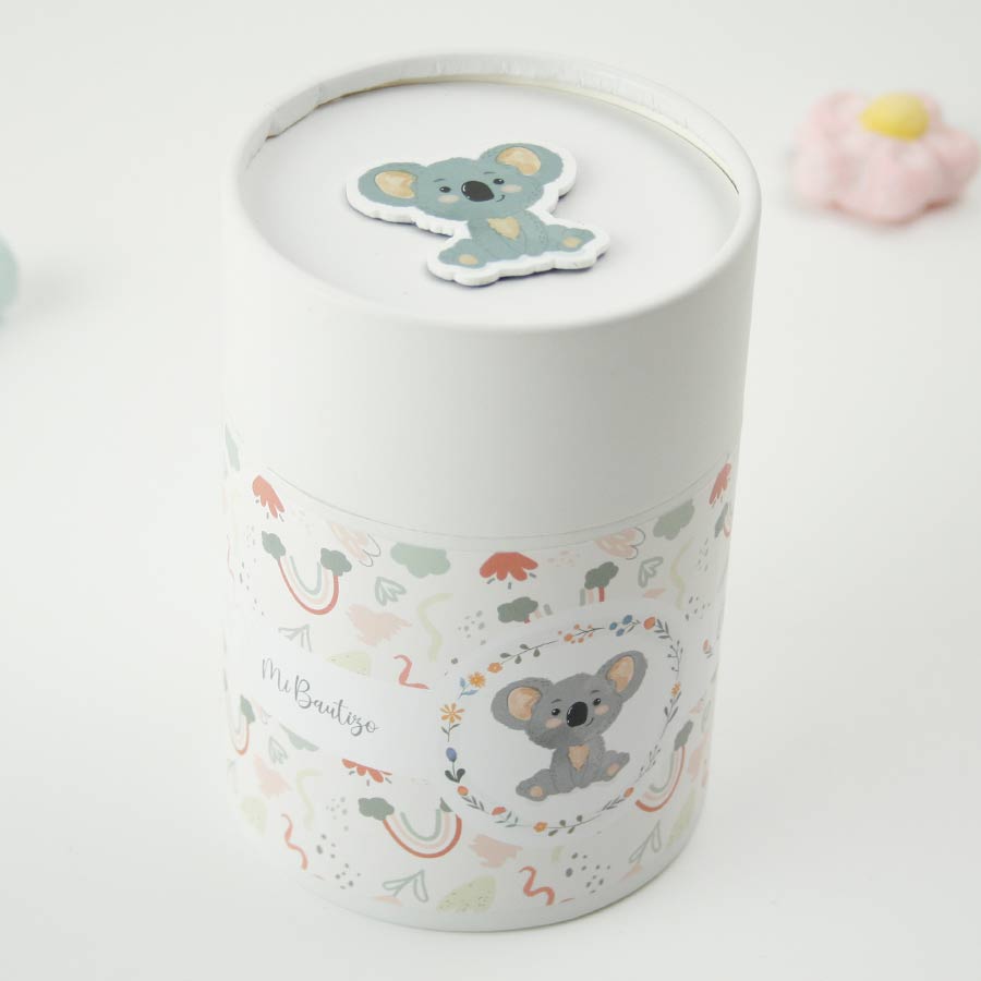 Regalos para invitados de bautizo: vela personalizada con caja de cartón, personalizada con un original diseño infantil.