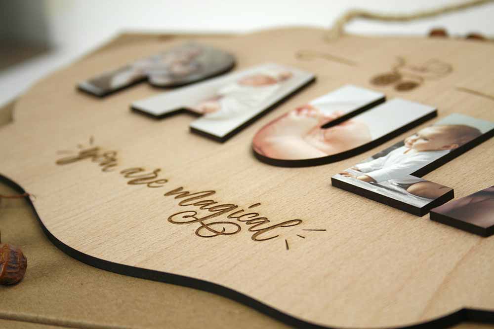 placa-infantil-nombre-06 regalos de madera para bebé, placa de madera grabada en láser y con el nombre superpuesto impreso con fotografías en digital