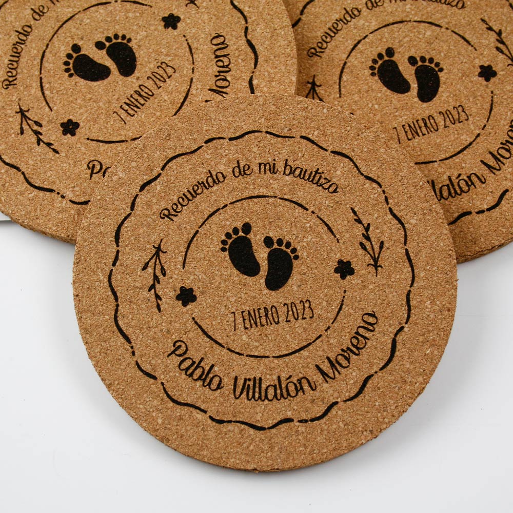 regalo bautizo original; posavasos de corcho personalizados para regalo de bautizo