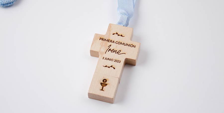 usb-cruz-comunion USB en forma de Cruz de madera para regalar a invitados de Comunión