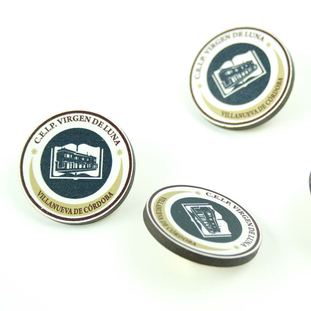 pin de madera personalizado a medida para alumnos en fin de curso y graduaciones