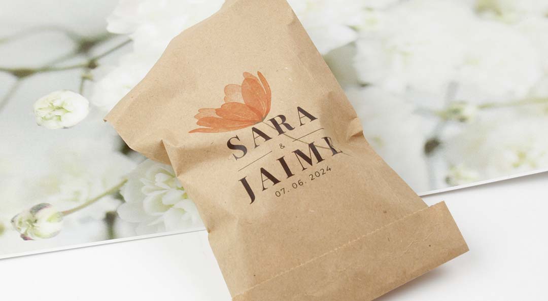 bolsas-para-entregar-detalles-de-boda bolsitas de papel personalizadas para entregar detalles