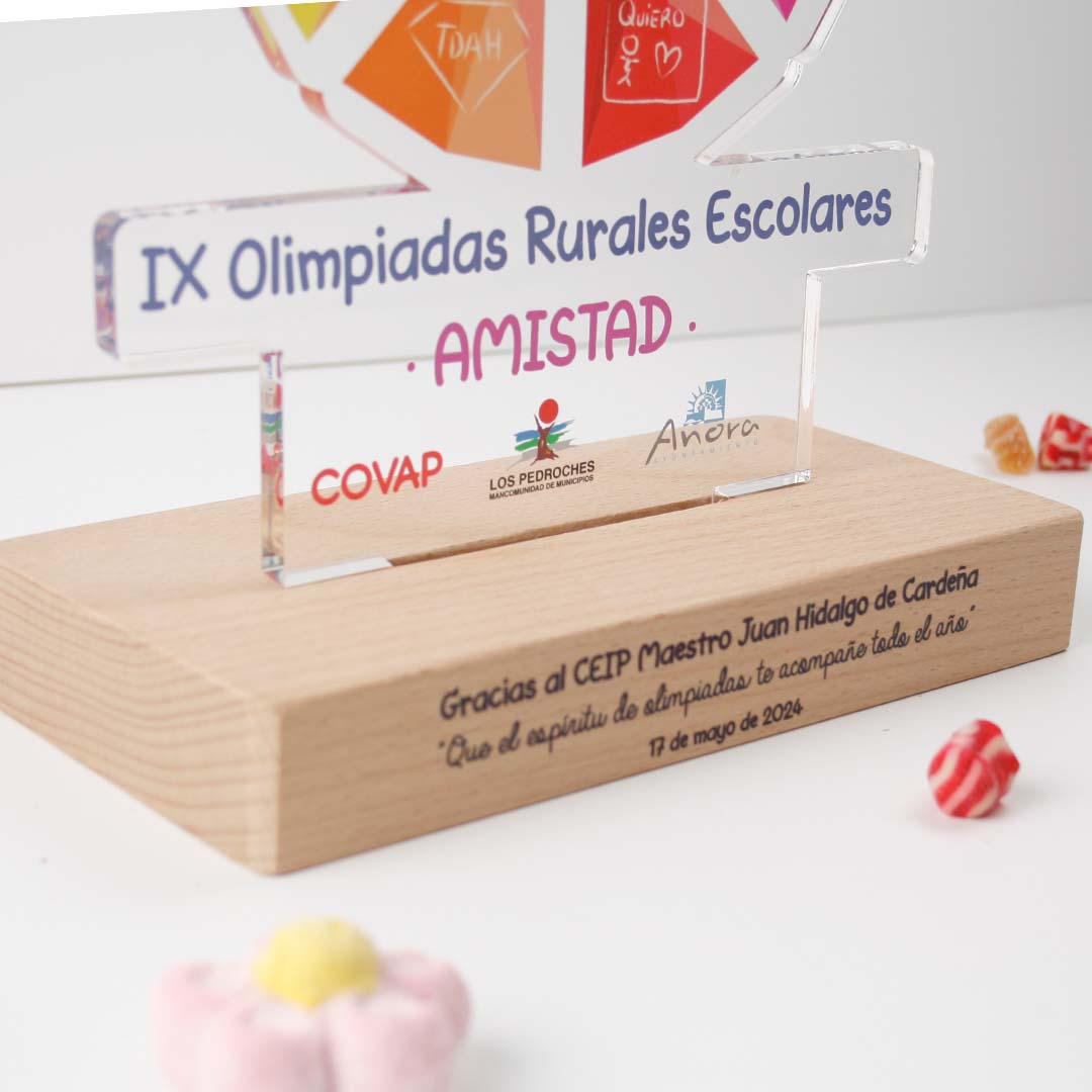 placa personalizada a medida para eventos en madera y metacrilato