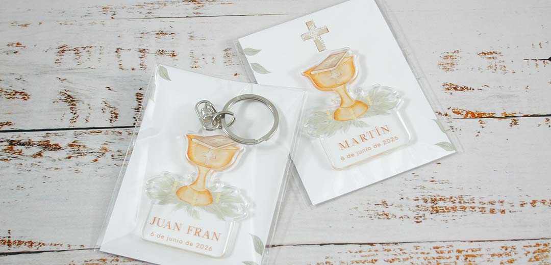 imanes-recuerdo-comunion-07 Imanes y llaveros de metacrilato personalizados con forma de cáliz para regalar a invitados de comunión