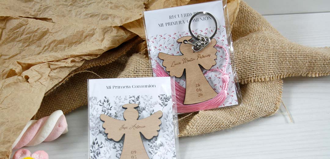 llaveros-personalizados-madera-comunion-08 detalles originales de Primera Comunión para invitados