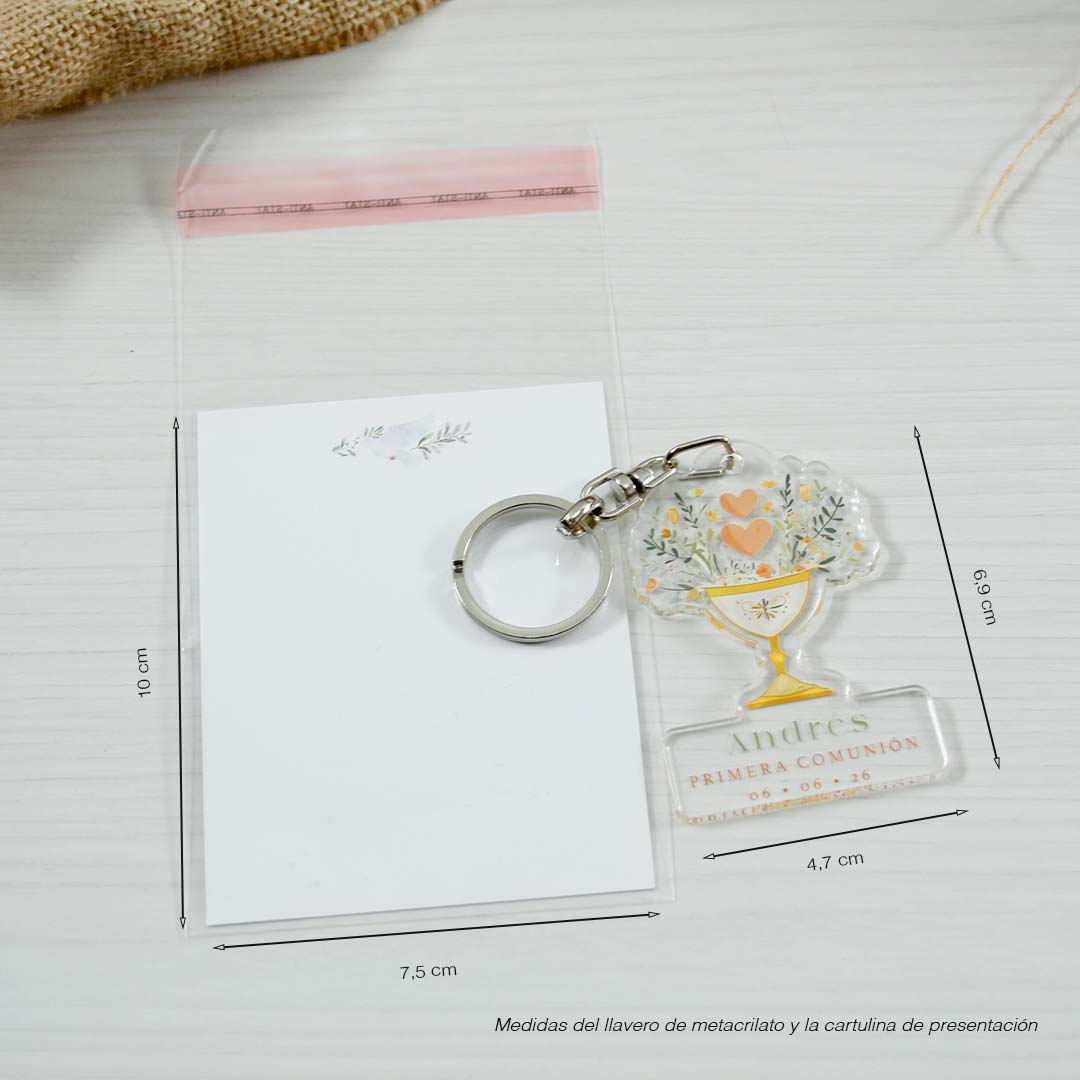 medidas de la cartulina de presentación y el llavero de metacrilato como regalo de comunión