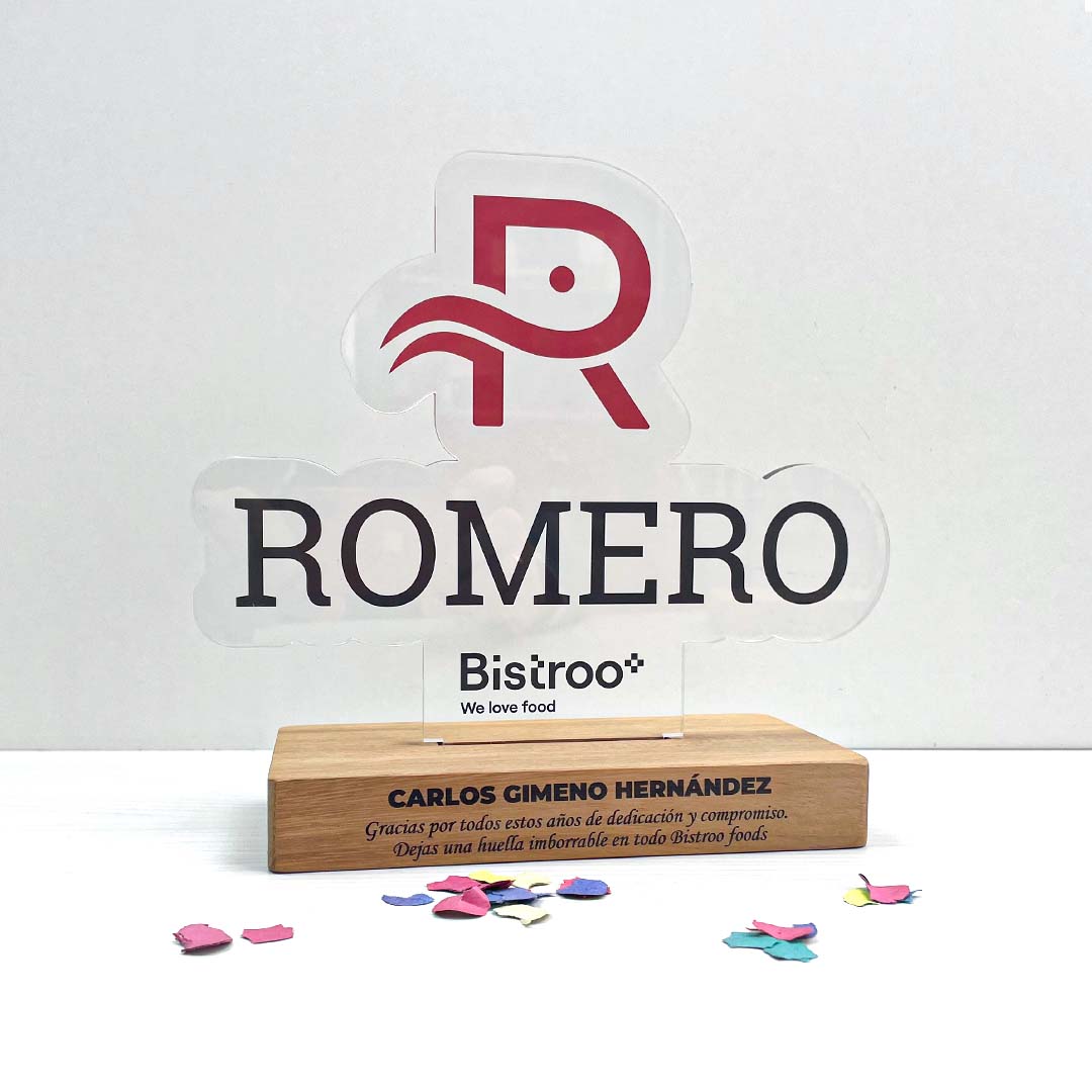placa de reconocimiento personalizada en metacrilato y madera con logotipo