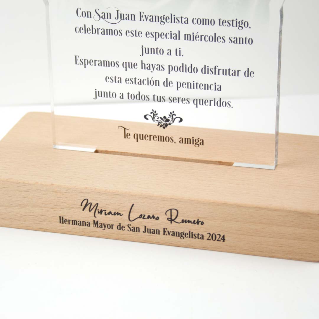 placa conmemorativa grabada con texto